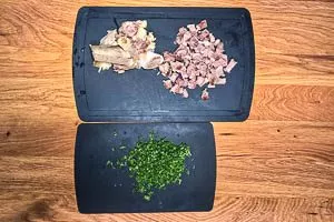 Suppenfleisch von Knochen befreien. Mit Petersilie klein schneiden.