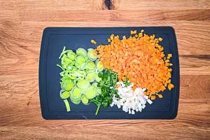 Gemüse vorbereiten.