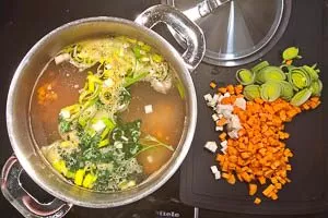 Das halbe Gemüse zugeben und 90min kochen lassen.