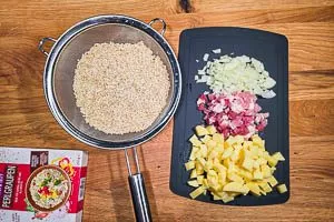 Graupen abwaschen. Zwiebeln, Kartoffeln und Speck schneiden.