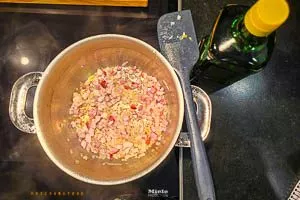 Zwiebeln und Speck scharf anbraten.