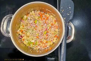 Gemüse und Perlgraupen zugeben.