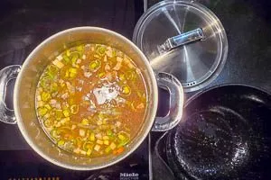 Mit Brühe ablöschen.