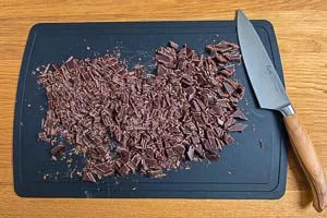 Schokolade zerkleinern.