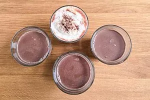 Heiße Schokolade in die Gläser füllen.