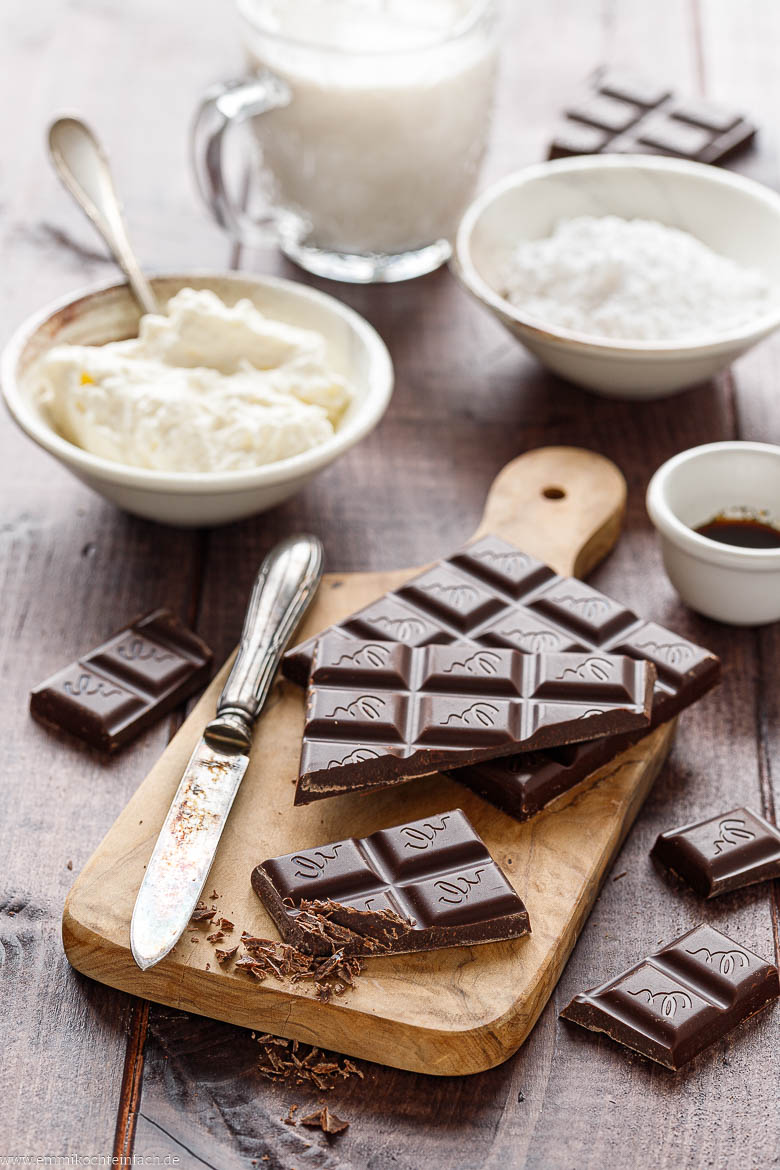 Zu den Zutaten der heißen Schokolade zählen Zartbitterschokolade, Zucker, Vanille und Milch.