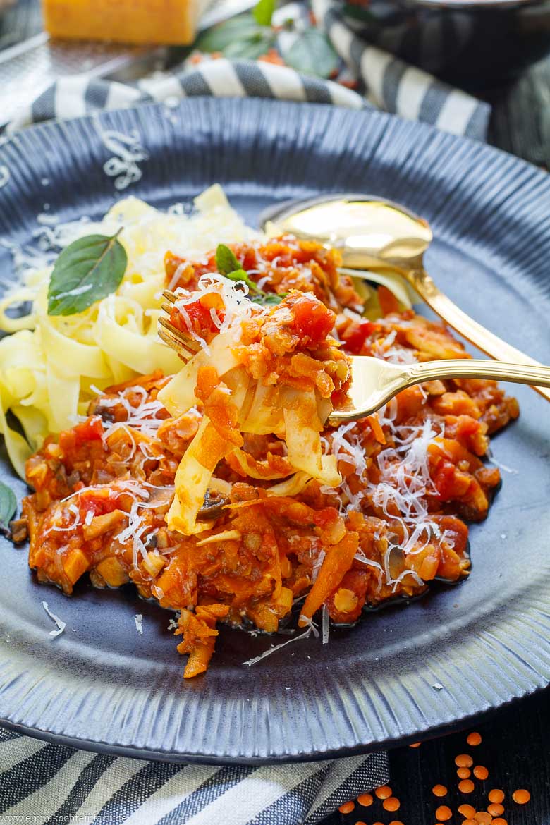 Linsenbolognese mit Gemüse und roten Linsen