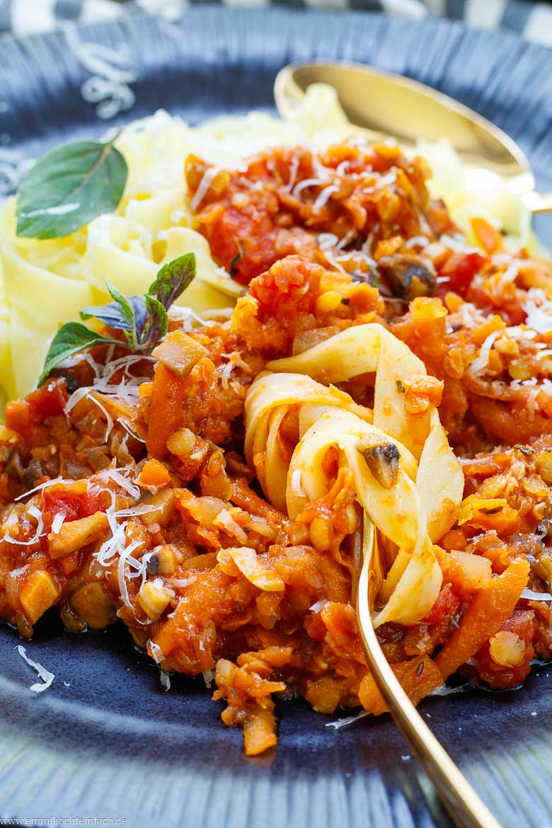 Linsenbolognese mit Nudeln