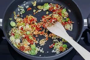 Tomatenmark andünsten für das beste Aroma