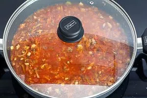 Die rote Linsen Bolognese mit Deckel köcheln lassen