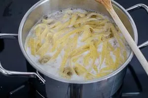 Nudeln für die Linsenbolognese kochen