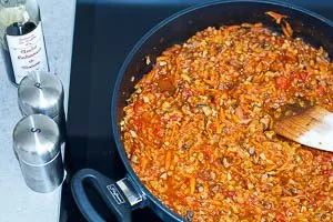 Linsenbolognese mit Balsamico abschmecken