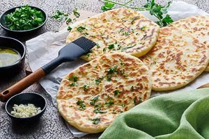 Naan schön angerichtet als Beilage servieren