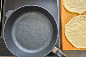 Pfanne zum Ausbacken des Teigs für das Naan erhitzen