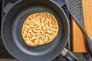 Naan-Brot von beiden Seiten backen