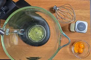 Eiweiß und Salz in einer Rührschüssel