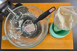 Baisermasse in einen Spritzbeutel geben