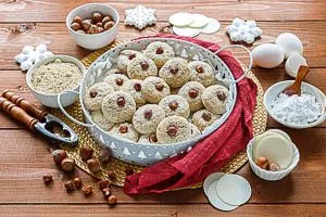 Nussmakronen nach dem Backen abkühlen lassen und servieren