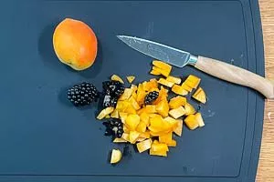 Beeren und Früchte der Saison schneiden