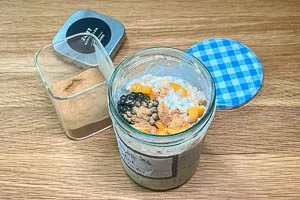 Weitere Zutaten wie Obststückchen und Zimt zu den Oats geben