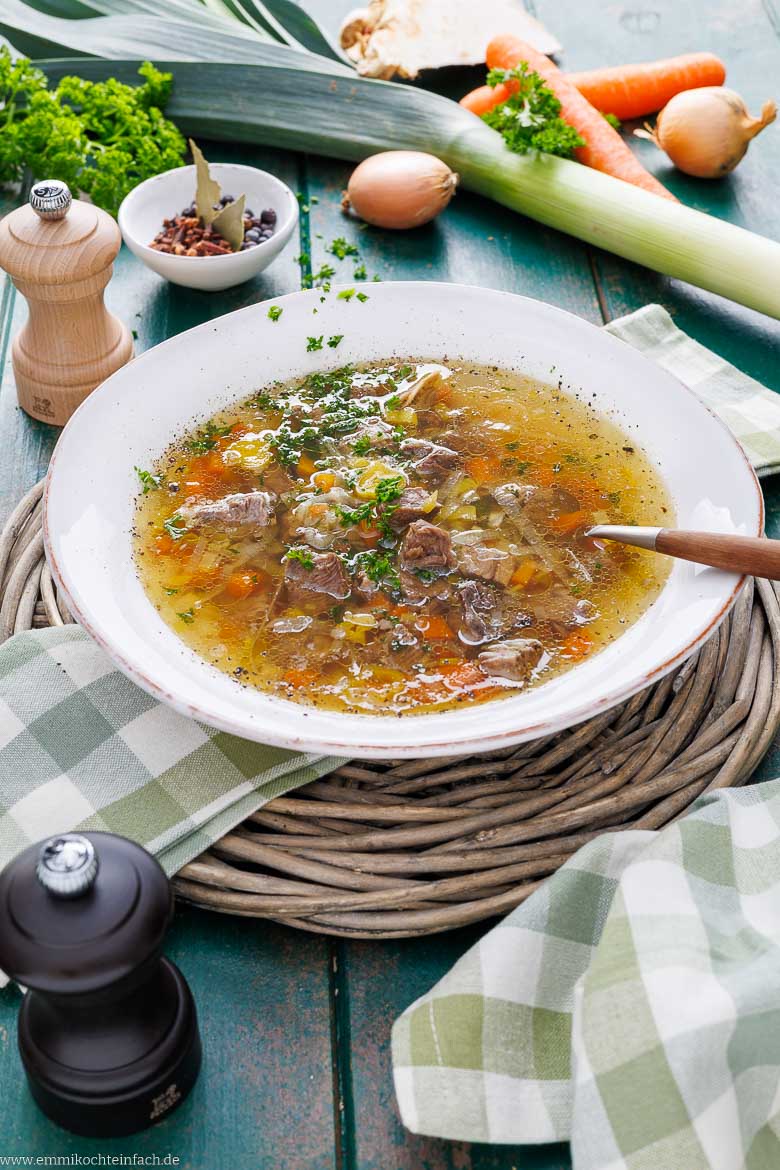 Gemüsesuppe mit Fleisch vom Rind