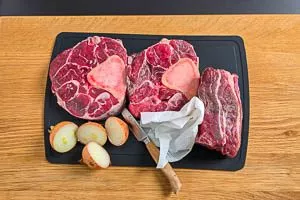 Fleisch für Rindfleischsuppe abwaschen und abtupfen