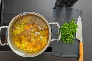 Suppengemüse in klarer Brühe bissfest kochen