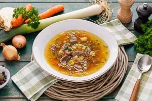 Rindfleischsuppe im Suppenteller servieren