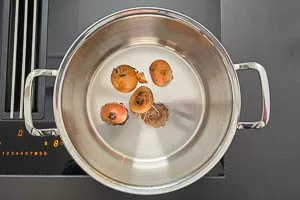 Zwiebeln für Rindfleischsuppe im Topf rösten