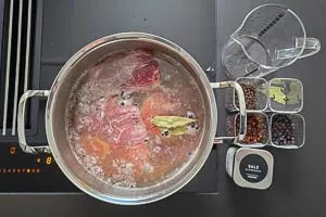 Zutaten für Rindfleischsuppe in einen Topf geben und köcheln lassen