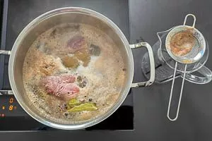 Eiweiß aus Fleisch für eine klare Suppe abschöpfen