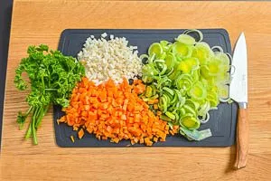 Suppengemüse kleinschneiden