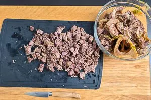 Suppenfleisch in mundgerechte Stücke schneiden