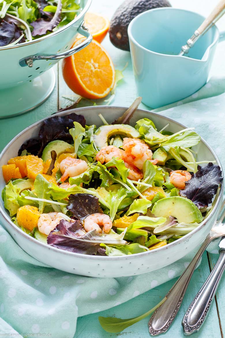 Ein gesunder Salat mit Garnelen mit Avocado Rezept