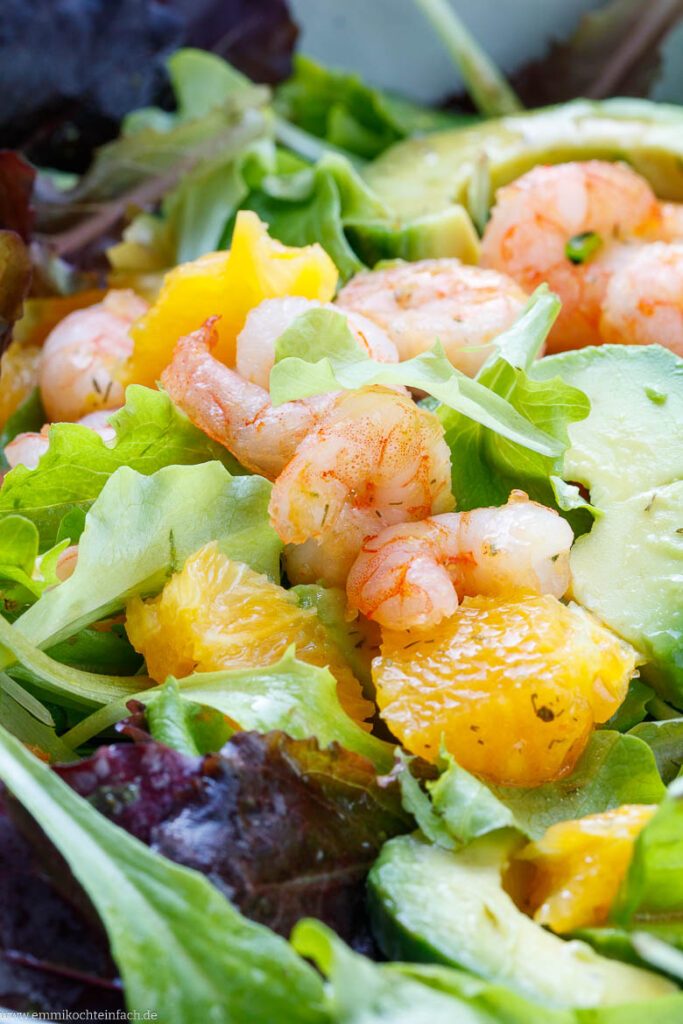 Salat mit Garnelen und Avocado - emmikochteinfach