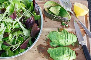 Avocado halbieren und in Scheiben schneiden