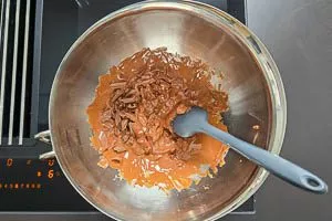 Schokolade über dem Wasserbad flüssig werden lassen.