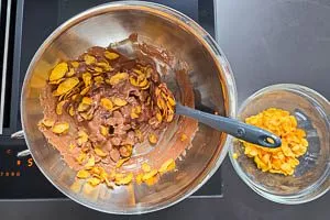Schokolade mit Cornflakes vermengen.