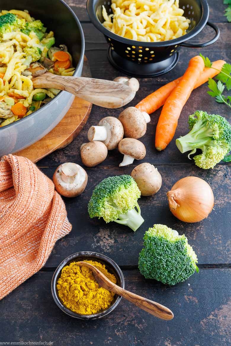 Bei den Zutaten für die Spätzlepfanne bist du ganz frei, ich liebe Champignons, Brokkoli und Karotten.