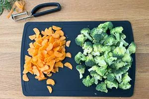 Karotten klein schneiden, Brokkoli in Röschen teilen