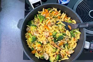 Sahne und Käse zugeben und kurz erhitzen.