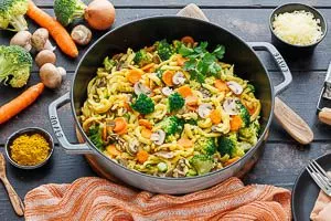 Fertig ist die leckere Spätzlepfanne mit Gemüse!