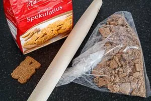 Spekulatius zerbröseln.