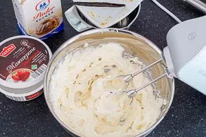 Creme aus Mascarpone, Zucker, Orangenabrieb und Saft vermengen.