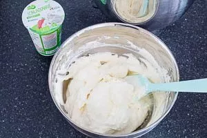 Sahne steif schlagen und unter die Mascarpone heben.