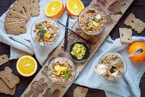 Mit Orangenstückchen garnieren und bis zum Servieren kühlen.