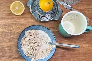 Zitrone pressen und mit Haferflocken und Milch für einige Stunden einweichen.