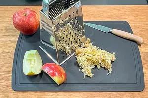 Apfel reiben.