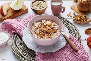 Mit etwas Nüssen oder Rosinen getoppt ist das Bircher Müsli bereit zum Servieren.