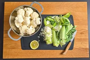 Blätter vom Blumenkohl entfernen und Röschen ablösen.